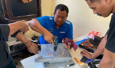 Maksimalkan-Alat-Komunikasi-HT-Jelang-Pemilu-2024,-Sie-TIK-Polres-TTU-Perbaiki-Perangkat-Repeater