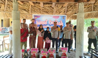 Jumat-Berkah-di-Bulan-Desember,-Kapolres-TTU-Beri-Sembako-Untuk-Warga-Kurang-Mampu