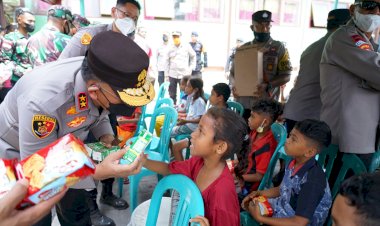Kapolda-NTT-bersama-Danrem-161-dan-Danlanud-Eltari-Kupang-Memberikan-Dukungan-kepada-Korban-Erupsi-Gunung-Lewotobi.-