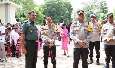 Kapolres-TTU-Beserta-Jajaran-PJU-Beri-Penghormatan-Terakhir-kepada-Uskup-Emeritus-Mgr-Anton-Pain-Ratu-SVD