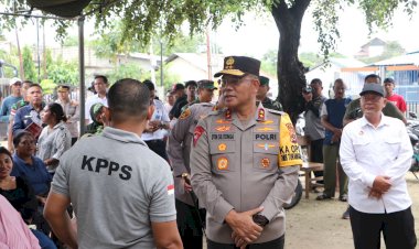 Memastikan-Pemilu-Berjalan-dengan-Lancar-di-Kota-Kupang,-Kapolda-NTT-Irjen-Pol.-Daniel-Tahi-Monang-Silitonga-terjun-langsung-ke-TPS.-