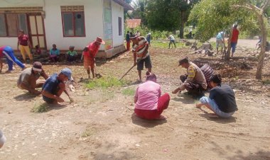 Bhabinkamtibmas-Haekto-Bersama-Kepala-Desa-dan-Masyarakat-Gelar-Kerja-Bhakti