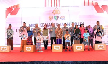 As-SDM-Kapolri-dan-Rombongan-Hibur-Anak-anak-Korban-Banjir-Demak-di-Posko-Trauma-Healing
