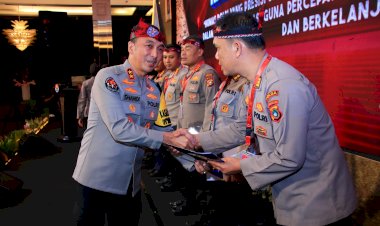 Kadiv-Humas-Polri-Beri-Penghargaan-ke-7-Anggota-dengan-Nilai-Sertifikasi-Kompetensi-Terbaik.