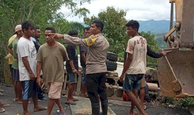 Bhabinkamtibmas-Faenake-Polres-TTU-Bantu-Amankan-dan-Evakuasi-Truc-Tangki