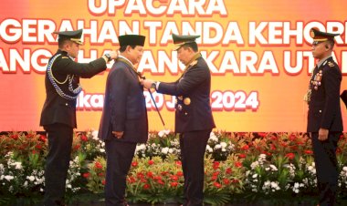 Menhan-Prabowo-Subianto-Terima-Penghargaan-Tanda-Kehormatan-Bintang-Bhayangkara-Utama-Polri