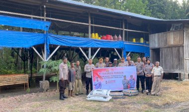 Wujud-Peduli-Ketahanan-Pangan-di-Momen-Hari-Bhayangkara-ke-78,-Polres-TTU-Bantu-Peternak-Ayam-Potong