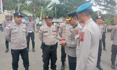 Razia-Judi-Online-dan-Pinjol-:-Kapolres-TTU-Periksa-Handphone-Anggota