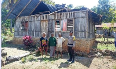 Polres-TTU-Pantau-Rumah-Korban-Bencana-Angin-Kencang-di-Kecamatan-Insana