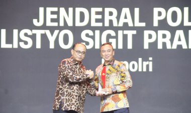 Kapolri-Raih-Penghargaan-Extraordinary-Dedication-of-Patriotism