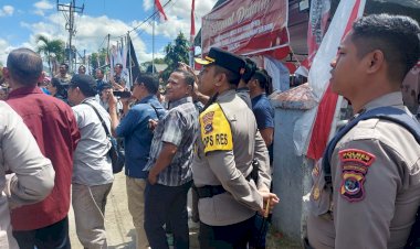 Pengaman-Pendaftaran-3-Bakal-Calon-Bupati-dan-Calon-Wakil-Bupati-:-Anggota-Polres-TTU-Serbu-Gerobak-Bakpau-Akang-Mus