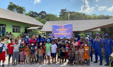 Bakti-Sosial-HUT-Polairud-ke-74:-Marnit-Sikka-Salurkan-Bantuan-untuk-Pengungsi-Erupsi-Gunung-Lewotobi