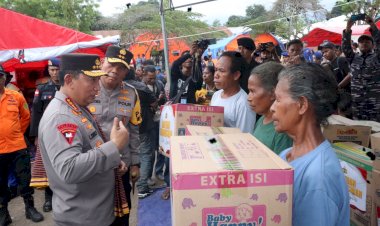 Serahkan-Bantuan-kepada-Warga,-Kapolri-:-Polri-Siap-Kawal-Pemulihan-Pengungsi-Gunung-Lewotobi