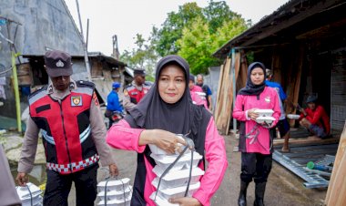 Buka-Dapur-Umum,-3.000-Paket-Nasi-Dibagikan-Polres-Brebes-Bantu-Warga-Terdampak-Banjir