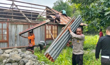 Anggota-Polsek-Insana-Utara-Sigap-Bantu-Warga-Perbaiki-Kapela-St.-Tarsisius-Kleo-yang-Rusak