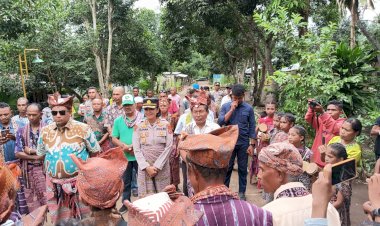 Kapolres-TTU-Bersama-Bupati-Terpilih-Kunjungi-Desa-Lokomea,-Warga-Usul-Pembangunan-Pos-Polisi
