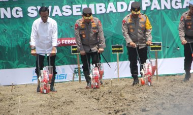 Kapolri-dan-Gubernur-Yogyakarta-Sri-Sultan-Hamengku-Buwono-X-Menanam-Jagung-Bersama