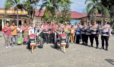 Dorong-Produksi-Jagung,-Kelompok-Tani-Oebos-dan-Oebos-A-Terima-Bantuan-Alat-Mesin-Pertanian-di-Polres-TTU