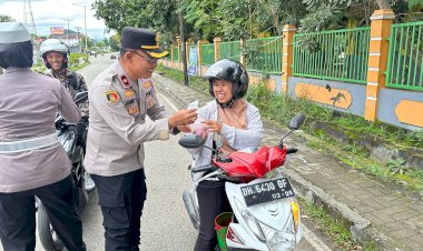 Momen-Penuh-Berkah:-Satuan-Lalu-Lintas-Polres-TTU-Berbagi-Takjil-Untuk-Masyarakat