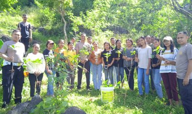 Sinergi-Alam-dan-Iman:-Polsek-Miomaffo-Barat-dan-OMK-Hijaukan-Gua-Maria-Eban