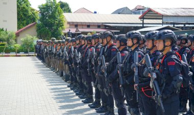 Danpas-Pelopor-Korbrimob-Polri-Pimpin-Apel-Gelar-Pasukan-Operasi-Kepolisian-Terpusat--“AB-Moskona-2025”