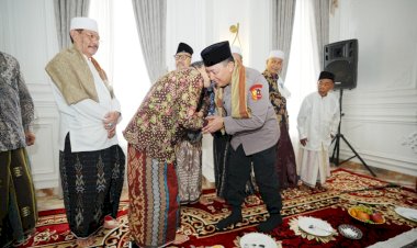 Kunjungi-Buntet-Pesantren-Cirebon,-Kapolri-Silaturahmi-ke-Dewan-Sepuh-hingga-Resmikan-Pondok