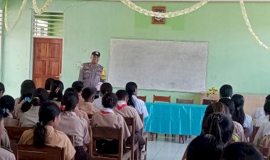 Bhabinkamtibmas-Desa-Tuabatan-Proaktif-Bekali-Generasi-Muda-dengan-Sosialisasi-Bahaya-Narkoba-dan-Kenakalan-Remaja-di-SMAN-Tuabatan
