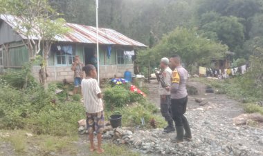 Polsek-Miomaffo-Barat-Polres-TTU-Sigap-Pantau-Dampak-Cuaca-Ekstrem-di-Desa-Saenam