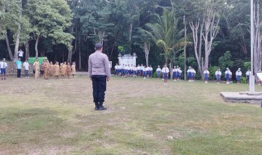 Polsek-Miotim-Polres-TTU-Gelar-Upacara-Bendera-di-SMPN-1-Miomaffo-Timur,-Tekankan-Pembinaan-Karakter-dan-Pencegahan-Kenakalan-Remaja
