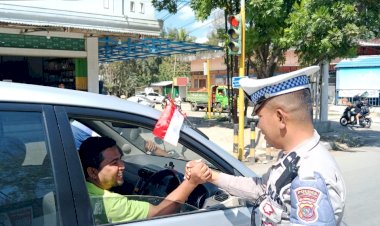 Jelang-Hari-Kemerdekaan,-Polres-TTU-Bagikan-Bendera-Merah-Putih