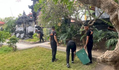 Polri-Hadir-di-Rumah-Ibadah:-Brimob-Polda-NTT-Gelar-Aksi-Bersih-Masjid-dan-Pura