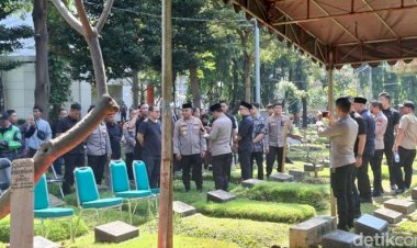 Kapolda-Metro-Tabur-Bunga-di-Makam-Affan-Kurniawan