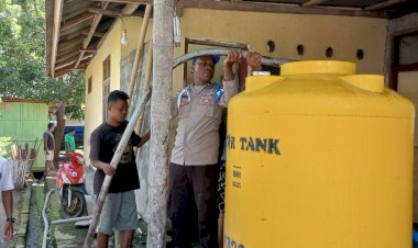 Polres-Nagekeo-Polda-NTT-Distribusikan-Air-Bersih-Bagi-Warga-Terdampak-Banjir-di-Kecamatan-Mauponggo