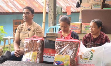 Keluarga-Korban-Banjir-Bandang-di-Mauponggo-Sampaikan-Terima-Kasih-Atas-Perhatian-Kapolri