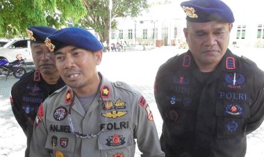 Terjun-Payung-Brimob-Polri-Warnai-Langit-Kefamenanu,-Angin-Kencang-Jadi-Tantangan-Penerjun
