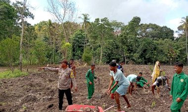 Sinergi-Bhabinkamtibmas-dan-Pemuda-Desa-Popnam:-Ubah-Lahan-Tidur-Jadi-Lumbung-Pangan-Produktif