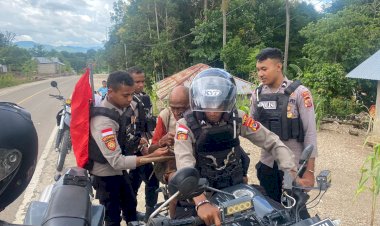Tunjukkan-Wajah-Humanis,-Personel-Sat-Samapta-Polres-TTU-Sigap-Bantu-Lansia-di-Perbatasan-RI-RDTL