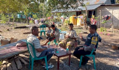 Tanpa-Lelah-Menyusuri-Lorong-Desa,-Cara-Brigpol-Rian-Welsyah-Sentuh-Hati-Warga-Oelami