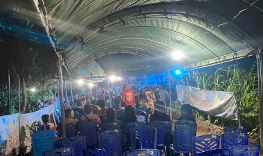 Hadir-di-Tengah-Warga,-Bhabinkamtibmas-Desa-Fatunisuan-Pastikan-Syukuran-Wisuda-Berjalan-Kondusif