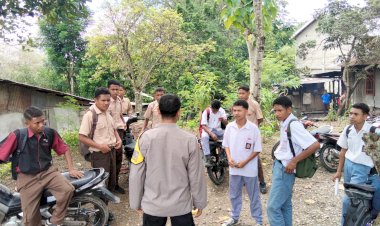 Dekati-Generasi-Muda,-Bripka-Veramus-Ajak-Siswa-SMK-Suara-Timor-Jauhi-Kenakalan-Remaja