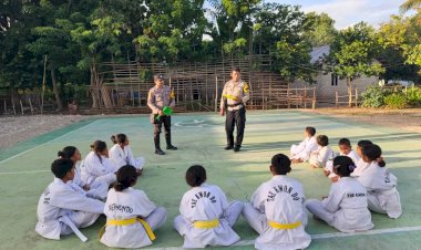 Kawal-Generasi-Emas-di-TTU,-Dua-personel-Bhabinkamtibmas-Bripka-Andreas-Manek-dan-Brigpol-Sophan-Mira-Beri-Pembekalan-Ilmu-Kepolisian-bagi-Anak-Anak-Taekwondo