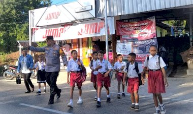 Wujud-Pelayanan-Humanis-Polri;-Wakapolres-TTU-Prioritaskan-Keselamatan-Anak-Sekolah-di-Jalan-Raya