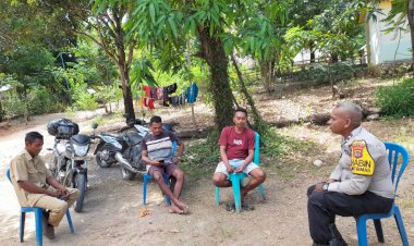 Cegah-Kriminalitas-dan-Dampak-Miras,-Bhabinkamtibmas-Desa-Tunbes-Intensifkan-Sambang-Warga