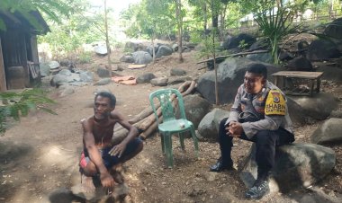 Sentuhan-Humanis-Di-Batas-Negeri,-Seorang-Bhabinkamtibmas-Merajut-Kedekatan-Lewat-'Cara-Door-to-Door-'-di-Desa-Binaannya