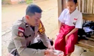 Menyisihkan-Gaji-Demi-Masa-Depan-Anak-Bangsa:-Kisah-Haru-Seorang-Bhabinkamtibmas-Antarkan-Seragam-Sekolah-ke-Pelosok-Desa-Kiusili