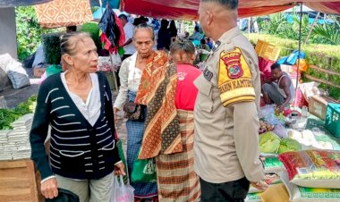 Bhabinkamtibmas-Polsek-Noemuti-Gelar-Patroli-Dialogis-di-Pasar-Kote
