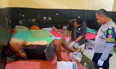 Tim-Dokkes-Polres-TTU-Wujudkan-Hak-Kesehatan-Tahanan-Melalui-Pemeriksaan-dan-Perawatan-Luka