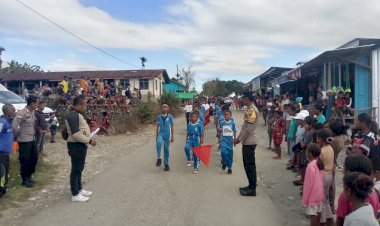 Polsek-Miomaffo-Barat-Amankan-Lomba-Gerak-Jalan-Pelajar,-Semarakkan-HUT-RI-ke-81