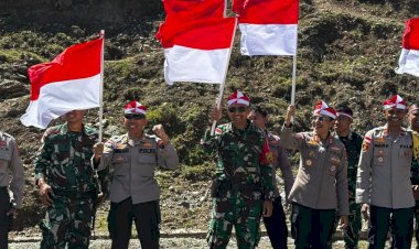 Kibarkan-Merah-Putih-di-Tapal-Batas,-Polres-TTU-dan-Satgas-Pamtas-Teguhkan-Nasionalisme-untuk-NKRI