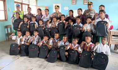 Polri-Peduli-Pendidikan-:-Kapolres-TTU-Salurkan-Bansos-Berupa-Perlengkapan-sekolah-untuk-Pelajar-di-Naku